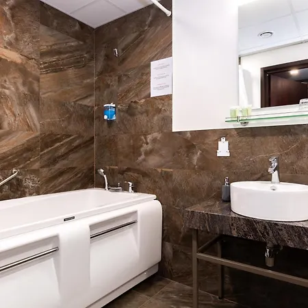 Hotell Adoryal 4*