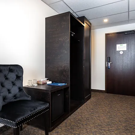 Hotel Adoryal 4*